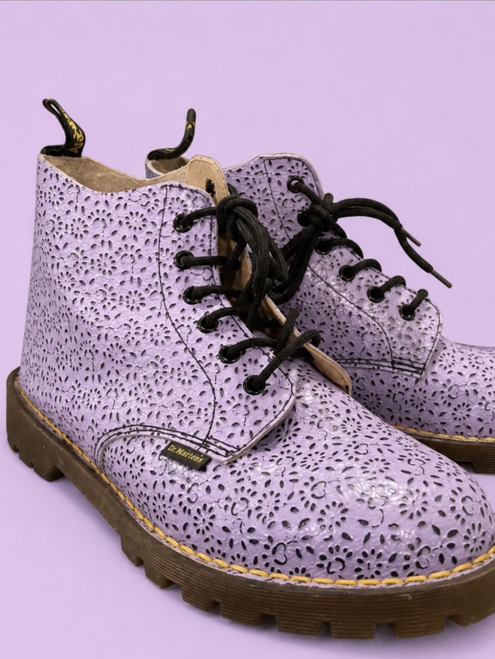 Dr. Martens VTG 80s Made In England Thistle/Floral Etching Women’s size 7 RARE! - Picture 3 of 10